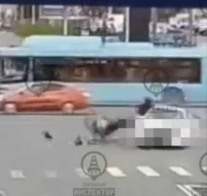 В Петербурге мотоциклист на огромной скорости врезался в полицейскую машину