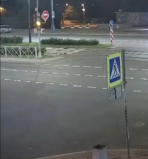 Мазда начала пересекать 8 полос + трамвайные пути на желтый (почти красный) сигнал светофора, но виноват БМВ ехавший на зеленый