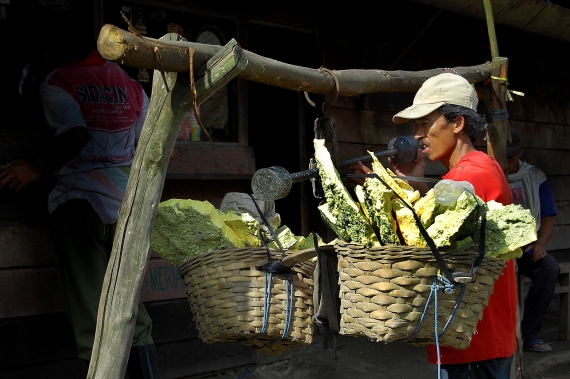Добыча серы в Индонезии