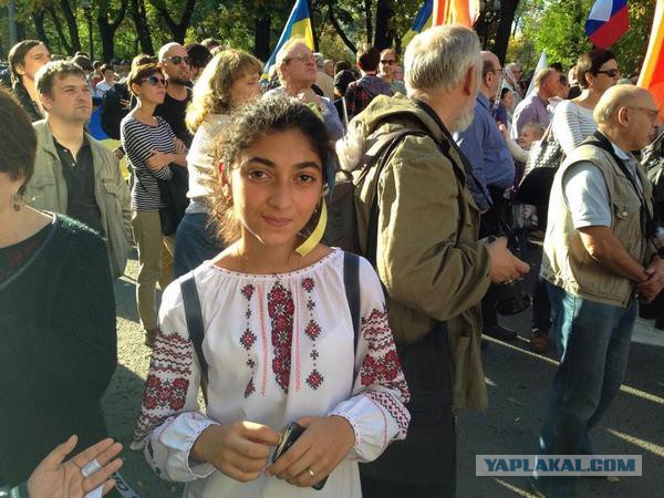 Москвичи встречают марш мира флагами ДНР И ЛНР