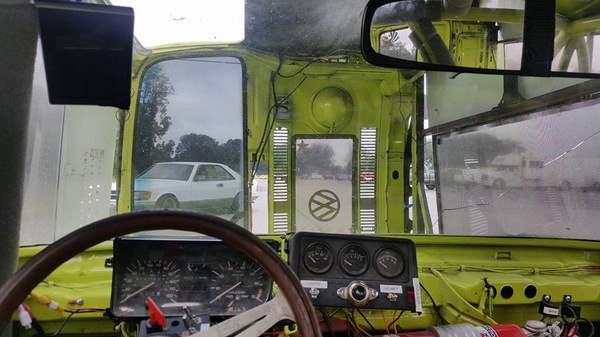 Автобус хиппи заставили ездить на боку: Т2 фаршированный кабриолетом