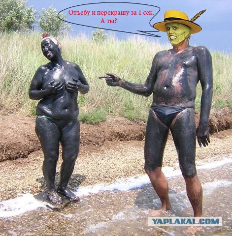 Фотожаба: Пляжники у нефтяного танкера