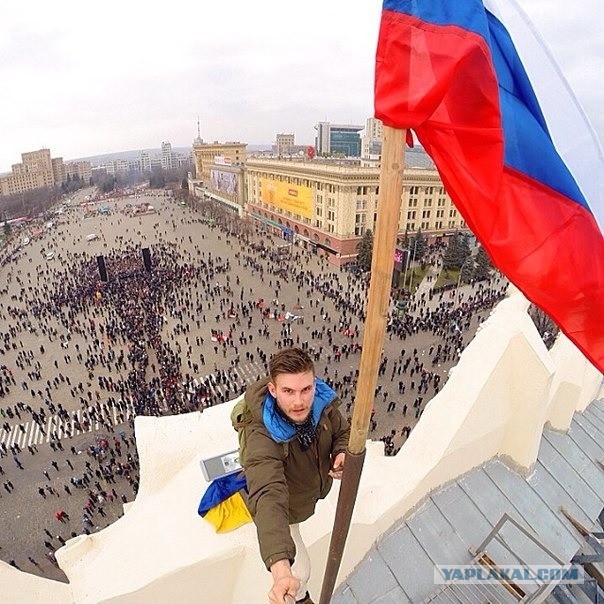 Русский флаг  развевается в центре Херсона