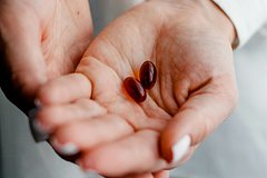 Жительница Краснодара взяла в заложники двух своих коллег и заставила выпить неизвестные таблетки — обе погибли.