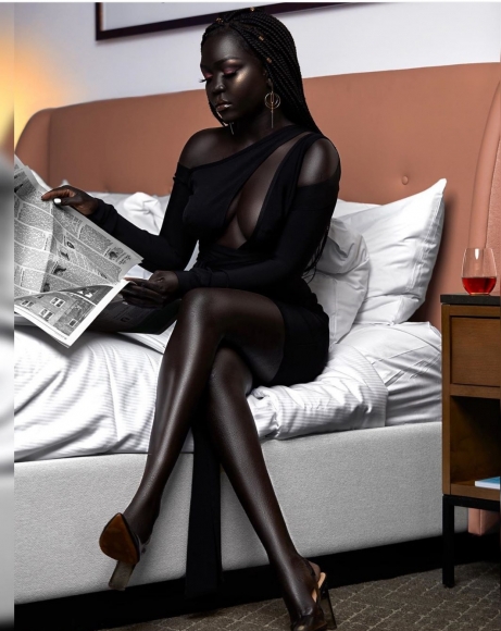 Стрёмный кондитер опять что-то шоколадит