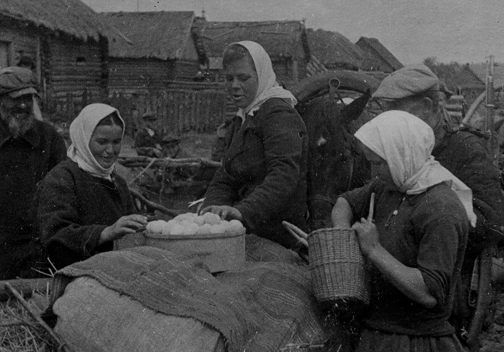 Как люди помогали во время войны. Деревня в тылу 1941. Женщины труженики тыла в годы Великой Отечественной войны. Деревня в годы ВОВ.