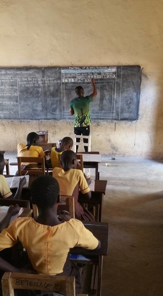 Урок информатики в африканской деревне