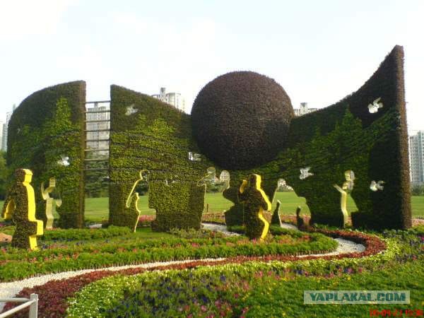 Статуи из кустарников в одном из парков в Китае