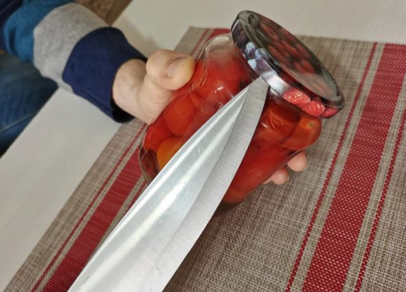 Открыть банку с крышкой