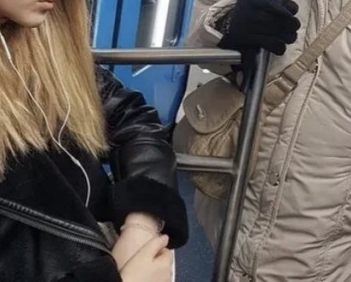Почему девушки (женщины) никогда не уступают места пожилым людям