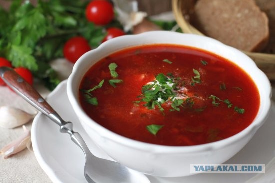Кормит мужа хернёй всякой
