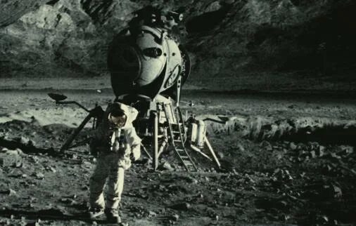 21 декабря 1968 стартовал корабль «Аполлон-8» — люди впервые достигли окололунной орбиты.