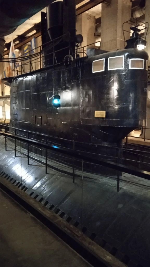 Погибшим морякам посвящается .