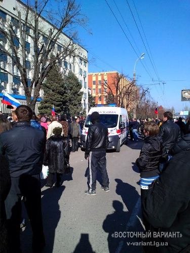 Митингующие штурмом взяли СБУ в Луганске