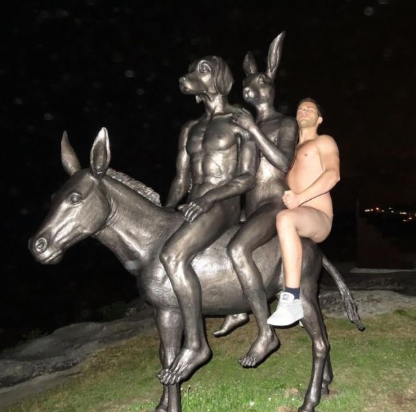 Как НЕ надо фотографироваться с памятниками.