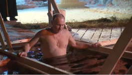 Крещение и девушки в купелях