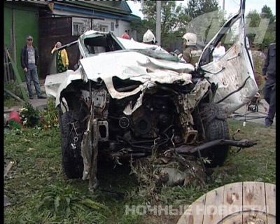 Девушка на BMW X5 врезалась в крышу частного дома