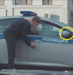 В Москве блоггер ради лайков кинул полицейскому петарду в машину