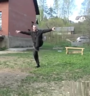 Что-то с этой девочкой не так...