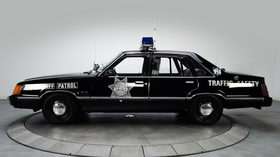 Полицейский автомобиль сша 1990. Смотреть фото Полицейский автомобиль сша 1990. Смотреть картинку Полицейский автомобиль сша 1990. Картинка про Полицейский автомобиль сша 1990. Фото Полицейский автомобиль сша 1990