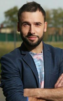 Жители Симферополя затроллили нового гламурного заммэра – он снимается «на троне» из «Игры престолов» и в рекламе одежды