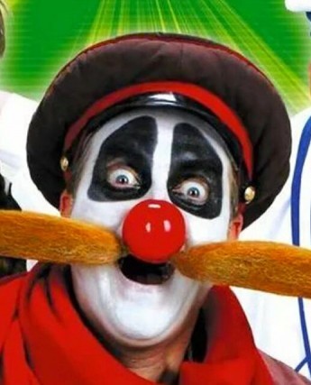 Толпа скучных тёток и одна интересная особа