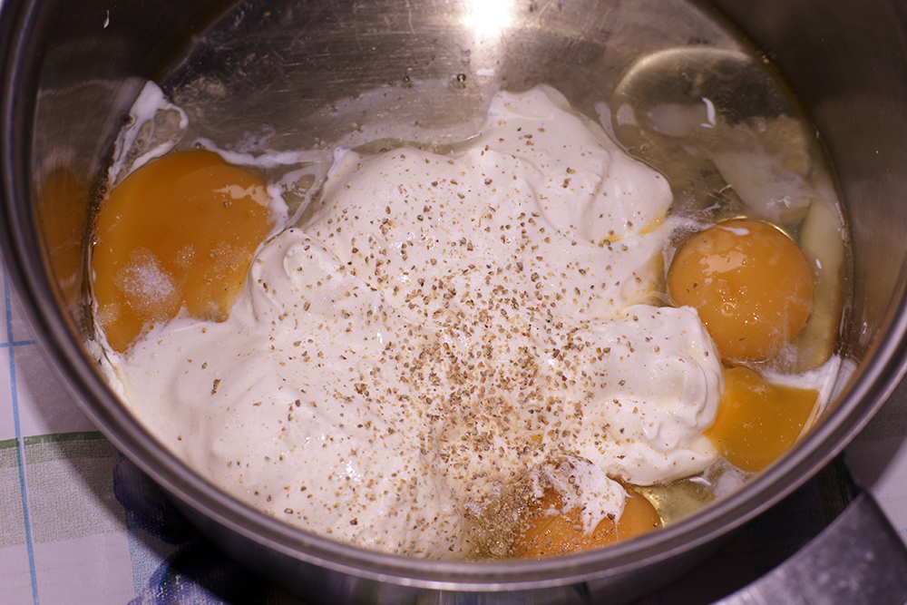 Яйца со сметаной на сковороде. Яичница взбитая. Яйца в сметане. Взбиваем яйца со сметаной. Смешать яйцо со сметаной.