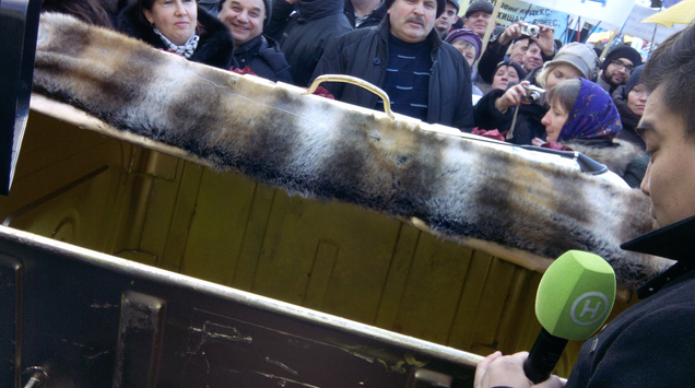 Несколько тысяч протестующих собрались около