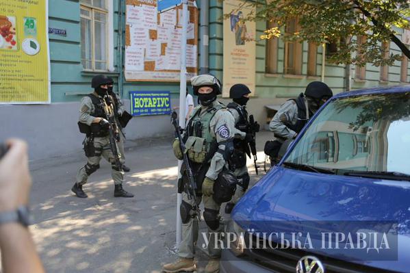 Митингующие в Киеве штурмуют здание Рады