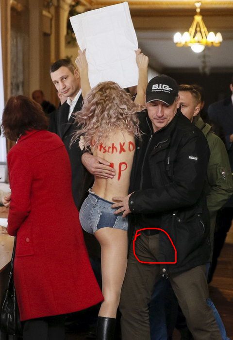 Голая активистка Femen напала на Кличко на выборах