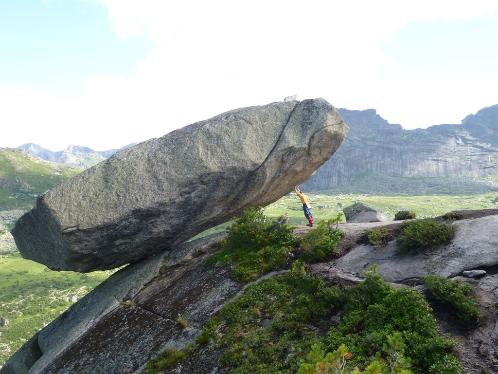 возвышаются каменные глыбы гор и огромное. возвышаются каменные глыбы гор и огромное. дискавери хакасия. возвышаются каменные глыбы гор и огромное. скала кобра ергаки.