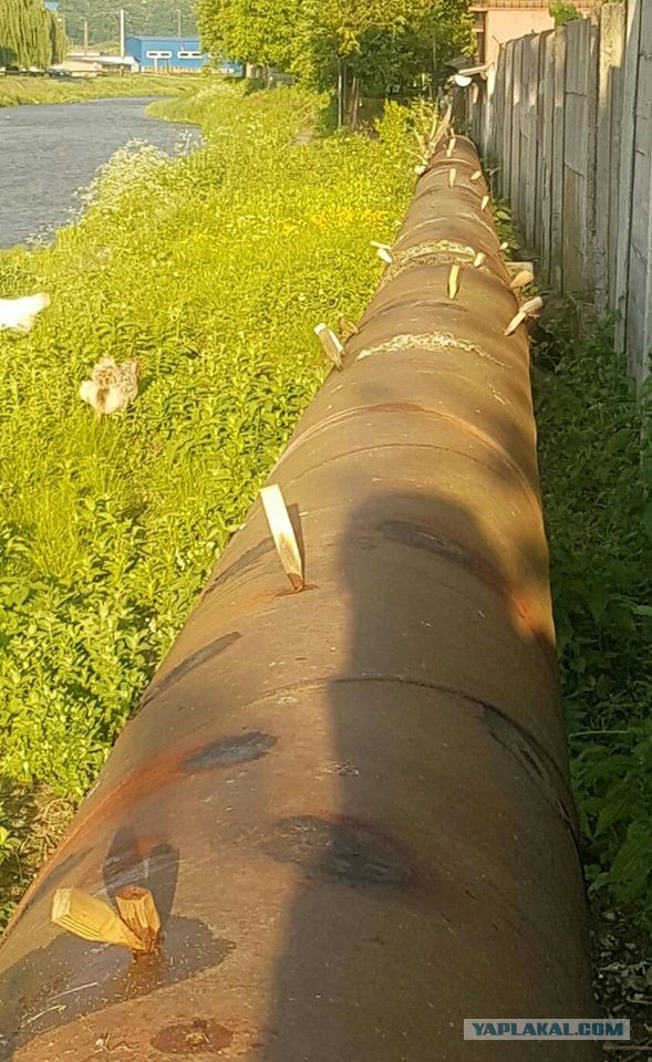 Трубопровод, снабжающий водой маленький городок в Румынии