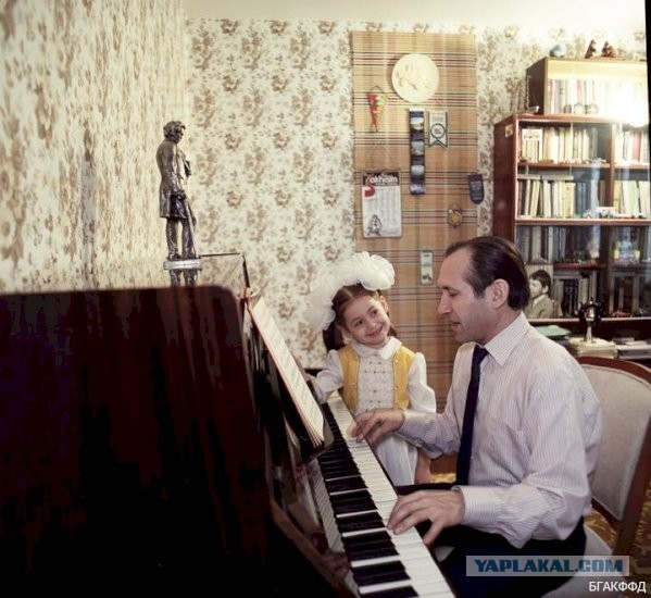 Потолок ледяной, дверь скрипучая.... 86 лет композитору Эдуарду Ханку