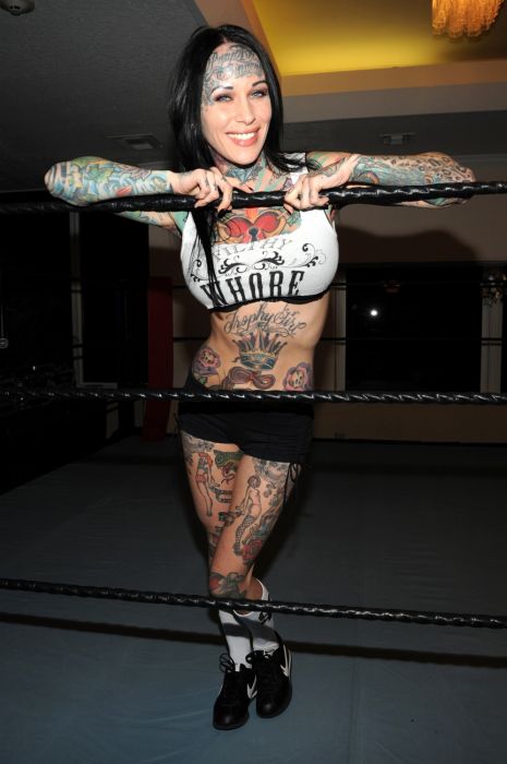 Девушка-бомба: Самая татуированная модель в мире