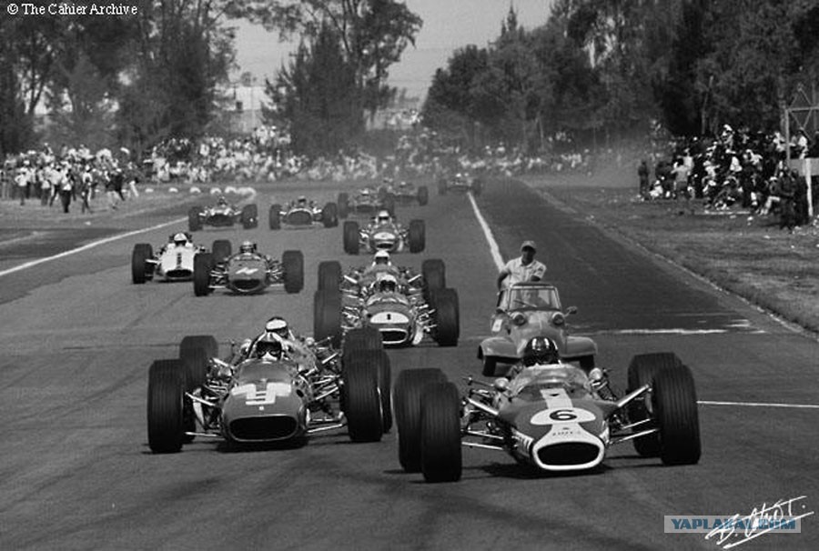 4 1 фотографии. Mexico Jim Clark Grand prix 1967. Гонки черно белое. Черный белый гонки. Формула 1 ретро фото.