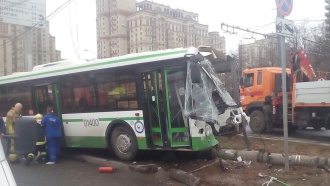 Автобус в Москве «собрал» восемь автомобилей, затем вылетел на встречную полосу и врезался в столб