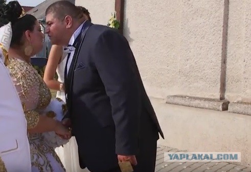 На свадьбе цыган в Словакии невесту засыпали купюрами в 500 евро и золотом