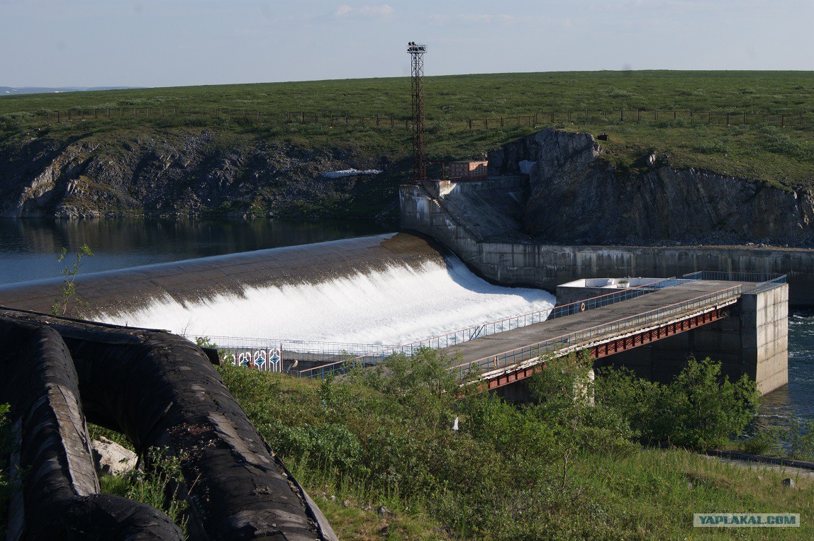 Водосброс плотины монтичелло. Возле плотины. Плотина белорецк. Плотина красный холм. Возле плотины.