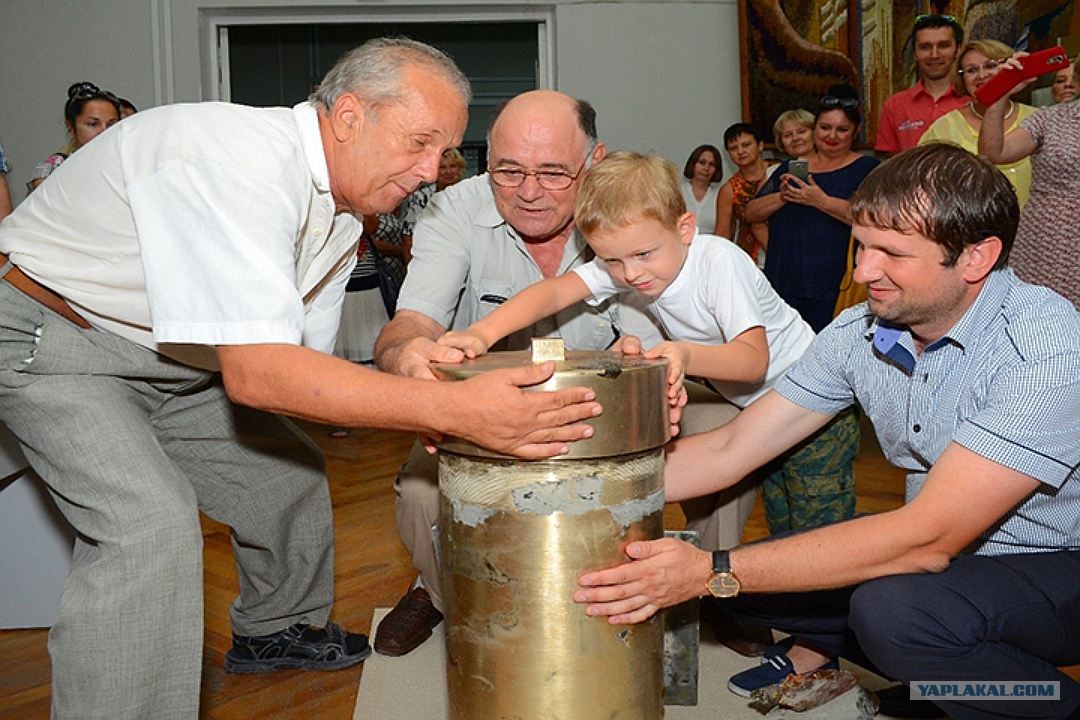 капсула с посланием. открытая капсула времени. капсула с посланием. капсула потомкам. школьная капсула времени.