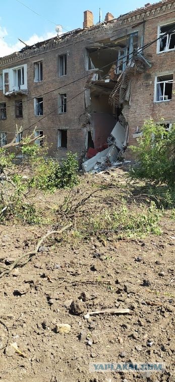 Убитая горем мать показывает погибшую от снарядов ВСУ 10-летнюю дочь