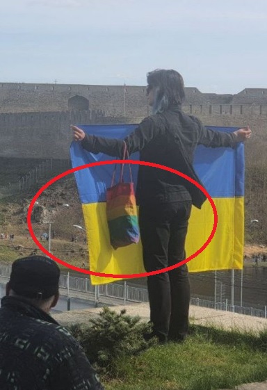 В Эстонской Нарве русский дед столкнул украинского лгбтшника, который вчера развернул флаг напротив российского концерта в Ивангороде.