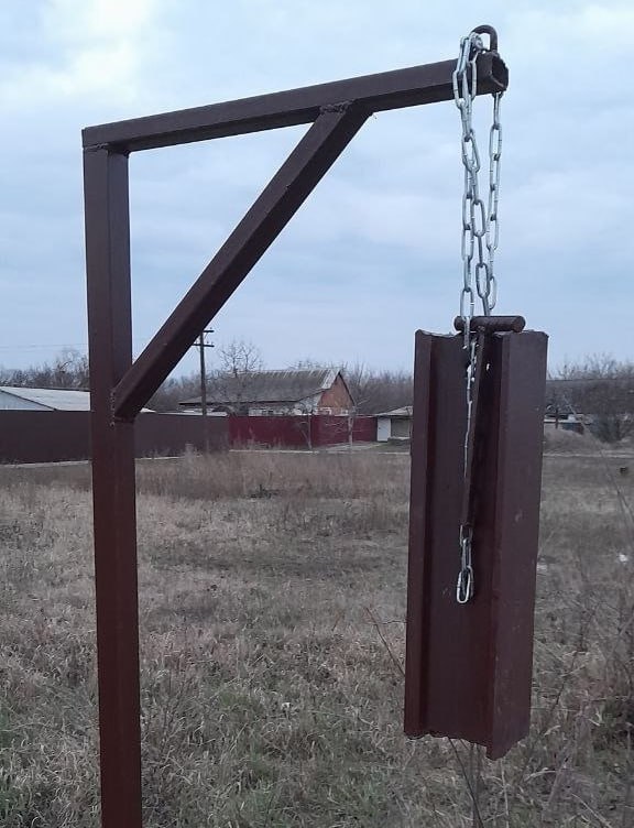 Жители белгородского хутора пожаловались на оповещения о тревоге с помощью рельса из-за отсутствия связи