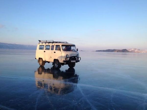 Группа туристов погибла, провалившись под лед Байкала на УАЗе