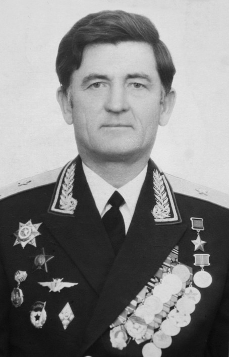 Тот самый лётчик ̶Л̶и̶ ̶С̶и̶ ̶Ц̶ы̶н̶ Нгуен Дык Соат (второй слева), рассказывающий сослуживцам о деталях воздушного боя. 1972