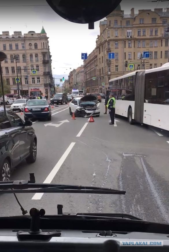 Такси сбило маму с двумя детьми, вылетев на тротуар в Питере