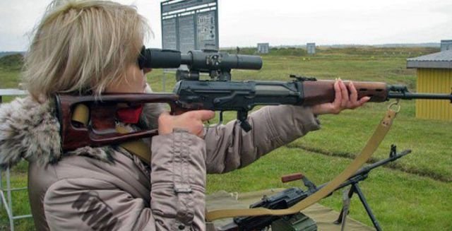 Юлия Тимошенко вышла на улицу с автоматом Калашникова