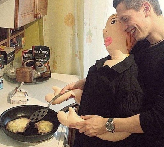 Ослику подарили курицу