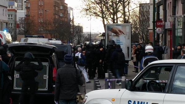 В здании почты под Парижем захвачены заложники