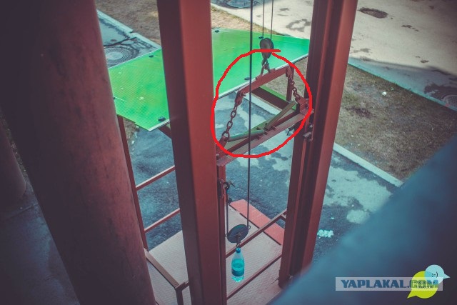В Челябинске дедушка приладил лифт к дому