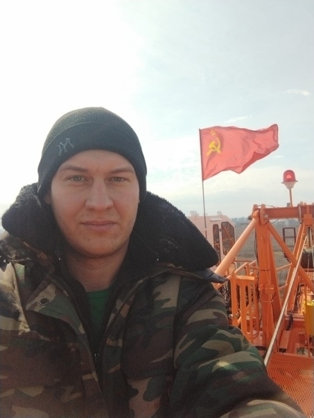 Крановщики поднимают знамя Победы над своими кранами